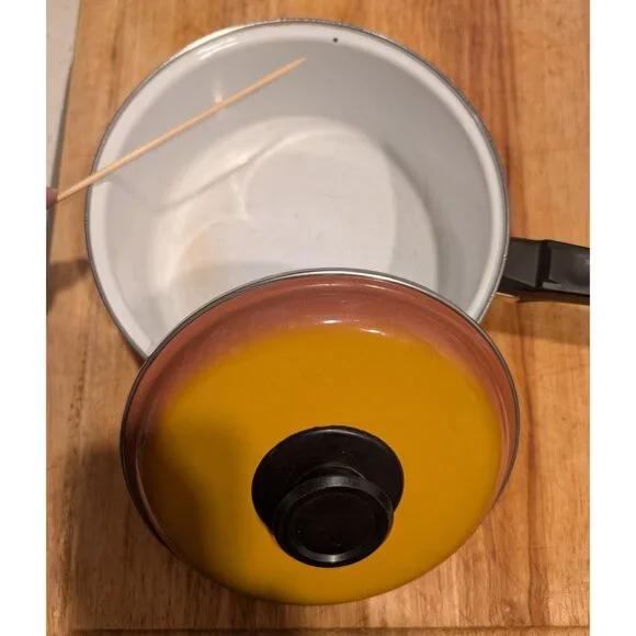 Vintage Strawberry Fields 2 Quart Enamel Cooking Pot with lid - Picture 5 of 16